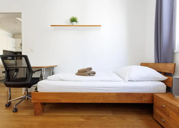 Spacious Group Apartment With Balcony