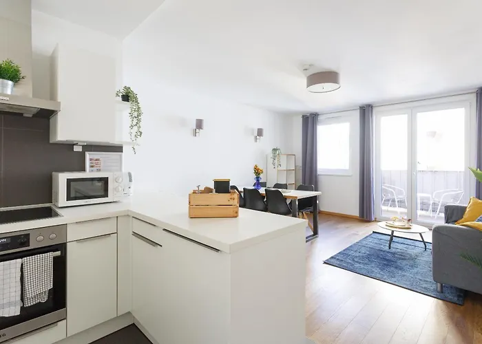 Spacious Group Apartment With Balcony