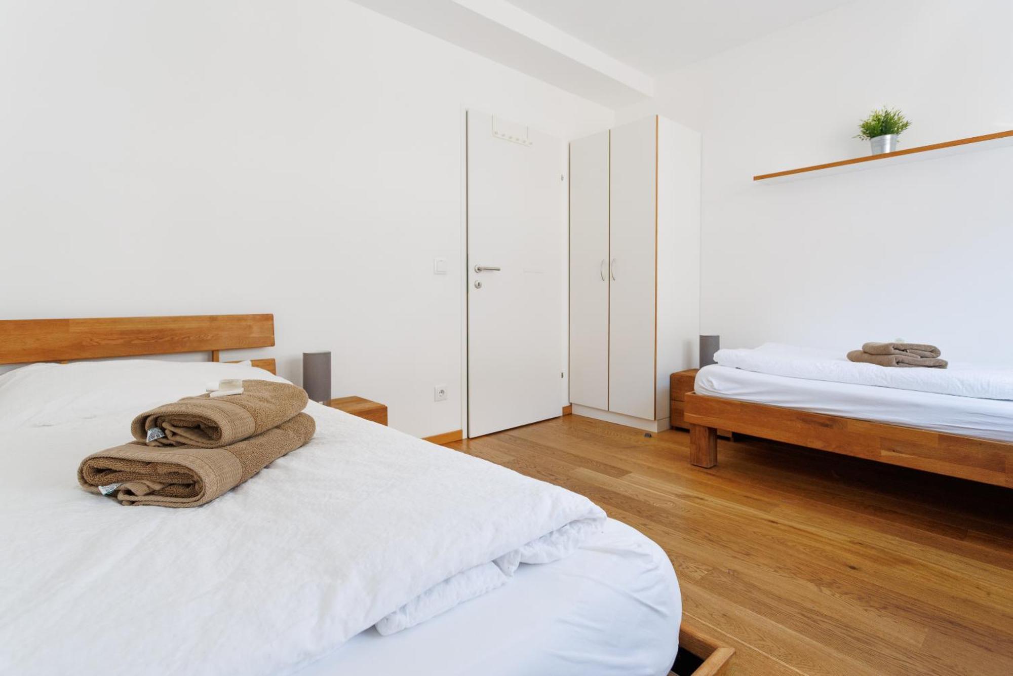 Spacious Group With Balcony Apartment
